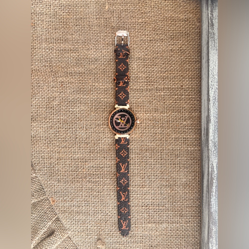 FAUX LOUIS VUITTON SMALL FACED WOMEN WATCH - Picture 4 of 6